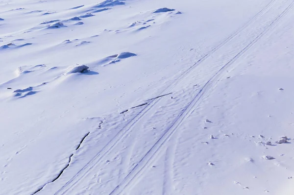氷の上のスキーコース アムール川の氷の上に雪が降ります 雪の後の朝 雪片の形状のパターンは 風の方向に対応します 氷の中の亀裂 — ストック写真