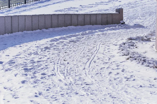 アムール川の雪に覆われた都市堤防の断片 冬の朝 金属と花崗岩 穏やかな降下とフェンス 白い雪のカーペットの上の人々や動物の痕跡 — ストック写真
