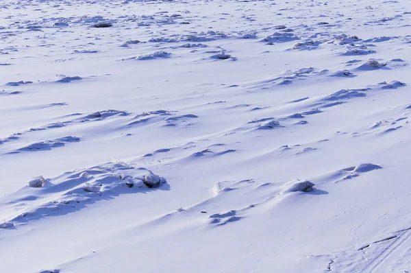 アムール川の氷の上に雪が降ります 雪の後の朝 雪片の形状のパターンは 風の方向に対応します 氷の中の亀裂 — ストック写真