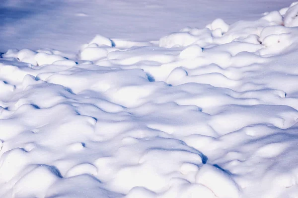 雪の後 午前中に波状の表面 雪片と滑らかな影の輝き 冬の背景 — ストック写真