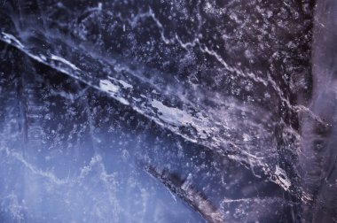 Soyut arkaplan. Doğal buzun içinde çatlaklar ve kabarcıklar. Mesaj için yer var. Çok peri rengi. Seçici odak.