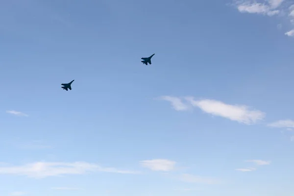 Dois Aviões Combate Contra Céu Azul Com Nuvens Sukhoi Flanqueiro Fotos De Bancos De Imagens Sem Royalties