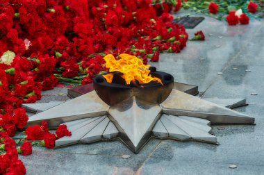 İkinci Dünya Savaşı anıtının sonsuz alevinin alevi. Ölen kahramanlarla ilgili insanların kutsal anılarının bir sembolü. Blagoveshchensk 'te 9 Mayıs Zafer Günü, Rusya