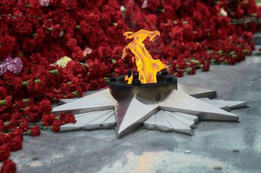 İkinci Dünya Savaşı anıtının sonsuz alevinin alevi. Ölen kahramanlarla ilgili insanların kutsal anılarının bir sembolü. Blagoveshchensk 'te 9 Mayıs Zafer Günü, Rusya