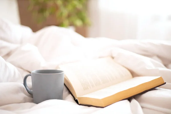God Morgon Bok Och Mugg Kaffe Och Sängen Solljus Fönstret — Stockfoto