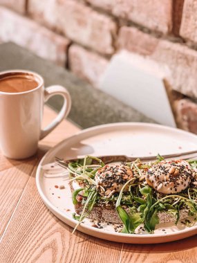 Salata, haşlanmış yumurta ve bir fincan kahve.