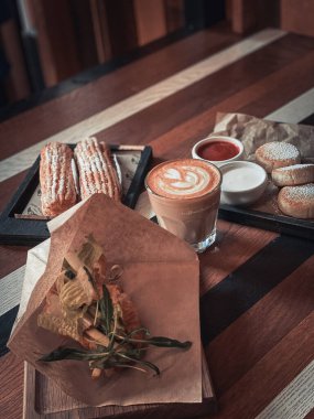 Bir kafede üç çeşit kahvaltı.