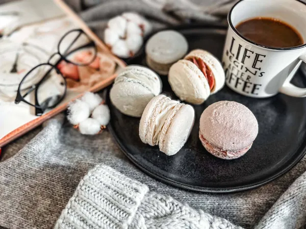 Dekor malzemeleriyle çevrili makarna ve kahve.