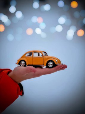 Araba modeli elinde.