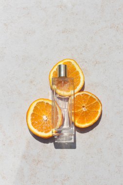 Şeffaf parfüm şişesi kompozisyonu.