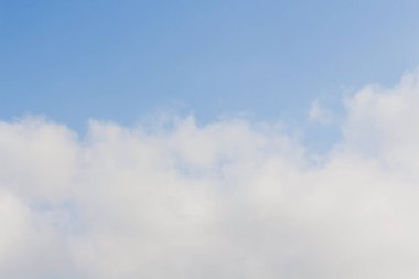 Mavi barışçıl gökyüzü kabarık beyaz bulutlu duvar kağıtlarıyla