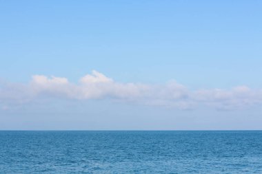 Sakin mavi deniz ya da üzerinde mavi gökyüzü olan okyanus 