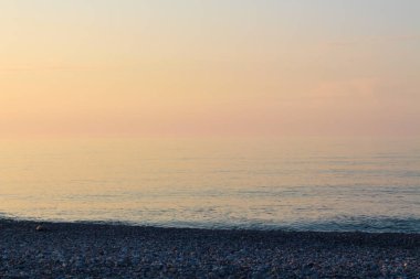 Kayalık sahilde güzel bir gün batımı 