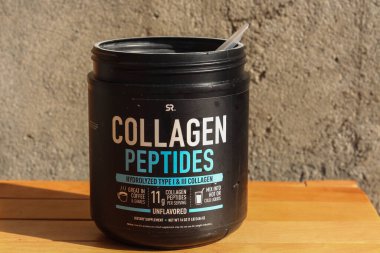 Kolajen peptid tozu içeren kap - Batum, Gürcistan, Kasım 2021