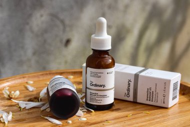 Sıradan marka, retinol ve asit, deri kusurları ve ince çizgilerle savaşmak için soyuluyor - Batum, Georgia-- Ekim 2021