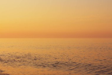 Kayalık sahilde güzel bir gün batımı 