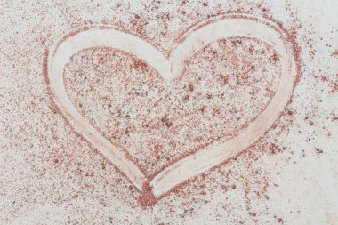 Tarafsız arka planda kuru boyadan yapılmış bir el çizimi kalp.