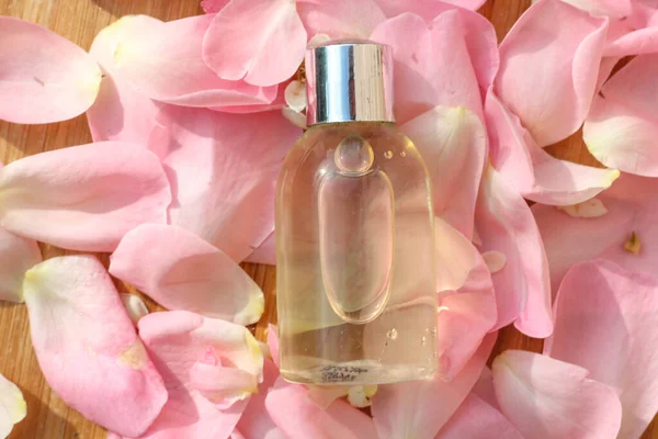 Taze bir arka planda güzellik ürünü şişesi.