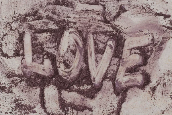 Inscrição de amor desenhada por tinta de pó de cor roxa — Fotografia de Stock