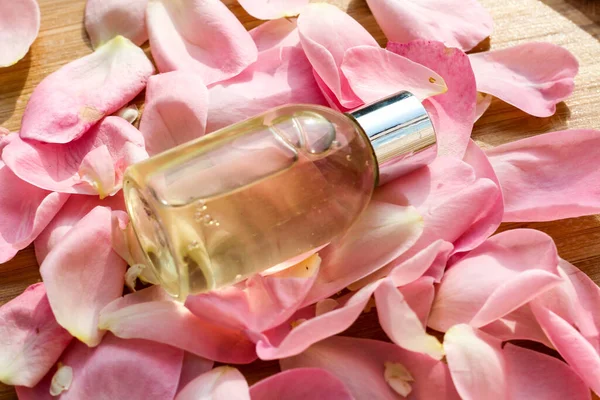 Schönheitsprodukt Flasche auf einem frischen Blütenblatt Hintergrund — Stockfoto