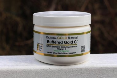 Beyaz bir masanın üzerinde duran C vitamini tozu dolu bir kap. Batum, Georgia, Şubat 2022.