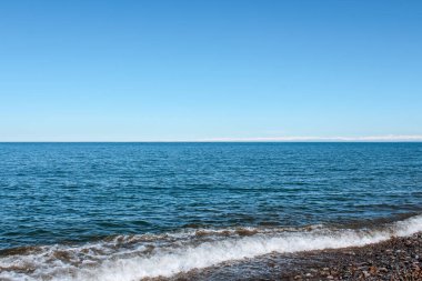 Açık mavi gökyüzü ve okyanus suyuyla deniz manzarası
