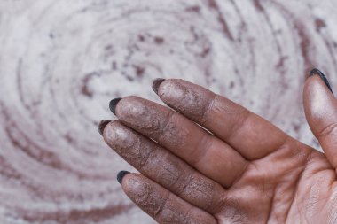 Boyama işlemi: Parlak parlak boyayla boyanmış bir el.