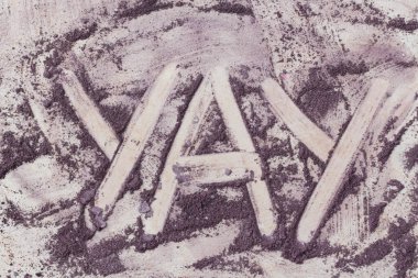 Mor renkli pudra boyasıyla çizilmiş yazı 