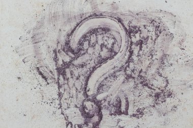 Soru işareti el mor boya tozuyla çizilmiş.