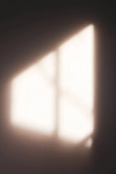 Okenní stíny, ráno projekce na zeď. Svislé pozadí — Stock fotografie