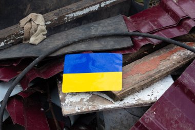 Ukrayna 'daki harabelerin üzerindeki parlak Ukrayna bayrağı