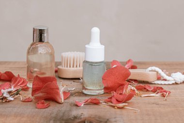 Güzellik ürünleri şişeleri ve kozmetik fırçalardan oluşan bir kompozisyon.