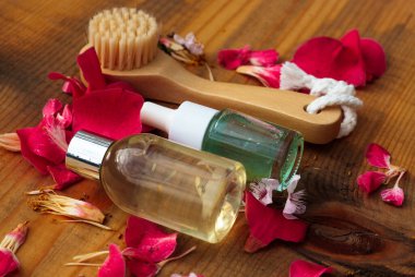  Doğal ahşap arka planda ahşap fırça ve güzellik ürünleri şişeleri. Açı görünümü