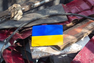 Ukrayna 'da bir evin harabelerinde sembolik Ukrayna bayrağı
