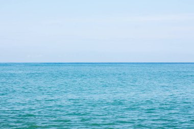 Mavi okyanus ve mavi gökyüzü fotokopi alanı için huzurlu yaz arkaplanı