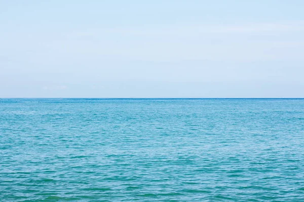 Mavi okyanus ve mavi gökyüzü fotokopi alanı için huzurlu yaz arkaplanı