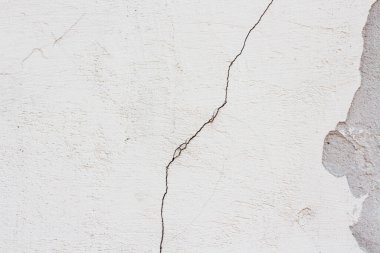 Kopyalama alanı için parlak beyaz çatlak eski duvar arkaplanı