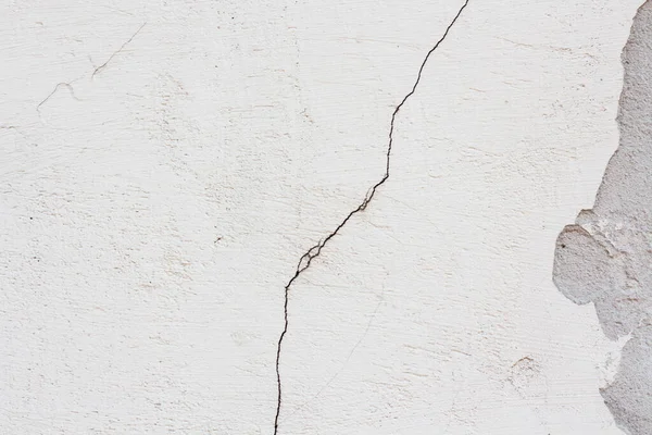 Kopyalama alanı için parlak beyaz çatlak eski duvar arkaplanı