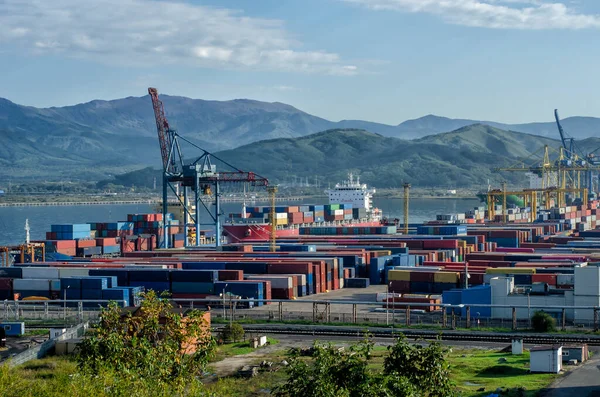 Carga Descarga Terminal Contenedores Puerto Sobre Telón Fondo Una Cordillera — Foto de Stock