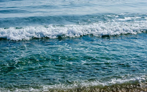 Mavi dalgalı denizin arka planı.