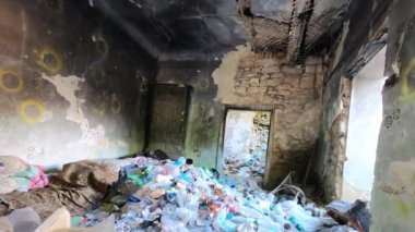 Evsizlere ev sahipliği yapan terk edilmiş eski bina.