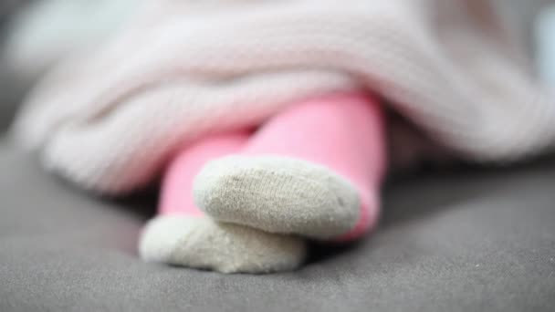 Γυναίκα Που Κινείται Πόδια Κάλτσες Χειμερινό Μαλλί Κοντινό Πλάνο Ροζ — Αρχείο Βίντεο