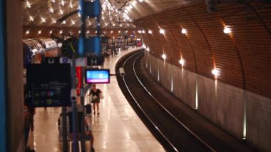 Monako 'daki tren istasyonu, ulaşım saatleri olan TV ekranları