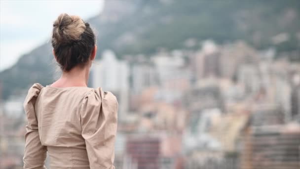 Kobieta Brązowej Sukience Pozowanie Dzielnicy Monte Carlo Monako — Wideo stockowe