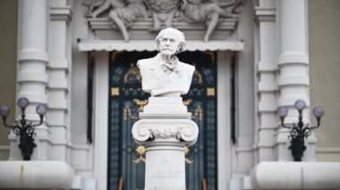 Monte Carlo bölgesindeki Massenet heykeli.