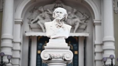 Monte Carlo bölgesindeki Massenet heykeli.