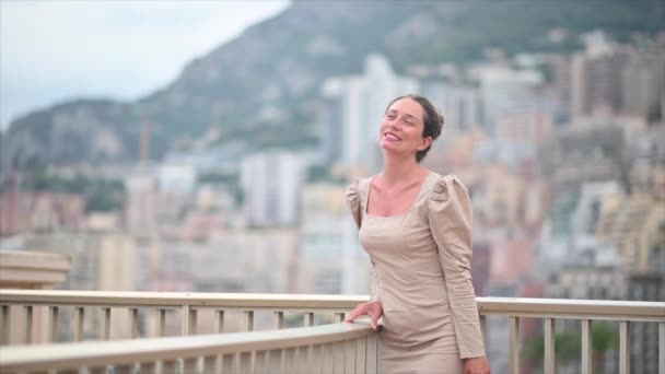 Mulher Vestido Marrom Posando Distrito Monte Carlo Cidade Mônaco — Vídeo de Stock