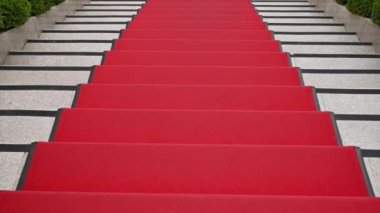 Kırmızı halı merdivenlerinde yürüyorum.