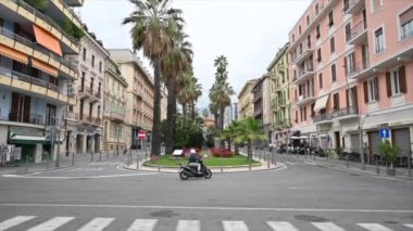 SANREMO, İtalya - 14 Eylül, 2021: şehir merkezindeki caddelerde motosiklet