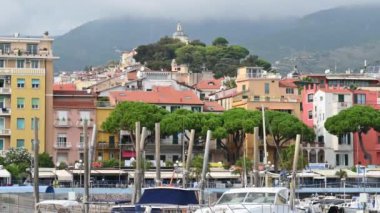 SANREMO, İtalya - 14 Eylül 2021 Limanda tekne ve yatlar